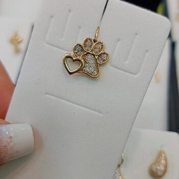 Pingente Mãe De Pet Patinha de Cão Em Ouro 18K/750 Cravejado Com Pedrinhas De Zircônia