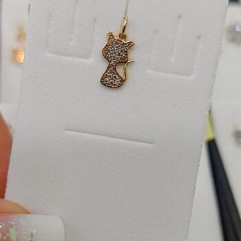 Pingente Mãe De Pet Gatinho Em Ouro 18K/750 Cravejado Com Pedrinhas De Zircônia Transparente